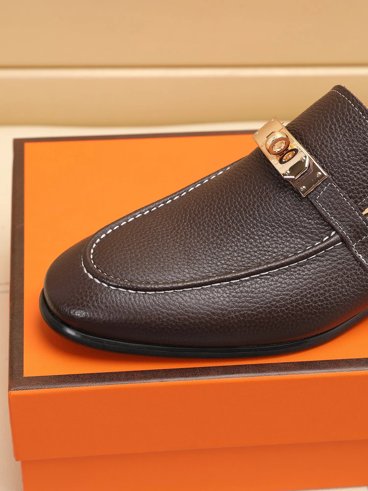 Factory price 440💶[HERMES] (cowhide lining)🍀Italian top luxury🍀He does not pursue novel styles and gorgeous colors, but attracts the favor of successful men with his flawless, elegant and classic style! This very, very comfortable, simple and stable style makes it easy to match any style! The pattern is absolutely 1:1 refined from the original case, and we strive for excellence in materials, imported cowhide + cowhide lining💪💪💪extraordinary texture👍! .Code number: 39 to 44 (38.4546 customized)